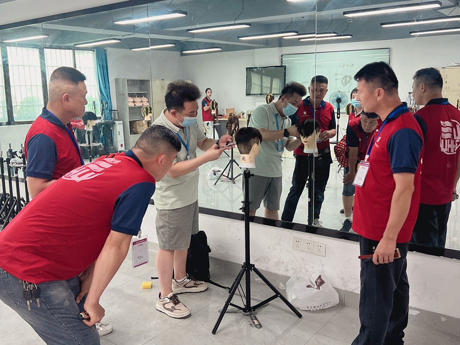 學(xué)美發(fā)0基礎(chǔ)，廣西美發(fā)專(zhuān)業(yè)學(xué)校手把手教學(xué)